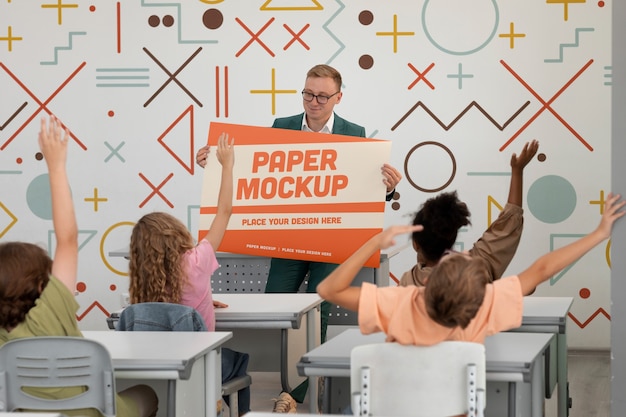 Professor hält ein Modell von Unterrichtsmaterialien in der Hand