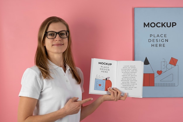 Professora com livro para comemoração do dia do professor