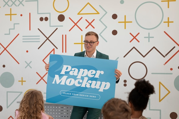 Professore con un modello di materiale didattico