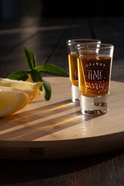 Prossimo piano del modello di bicchiere di tequila