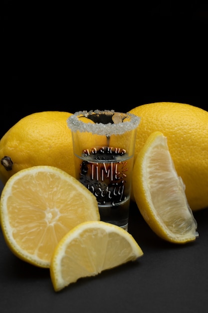 Prossimo piano del modello di bicchiere di tequila