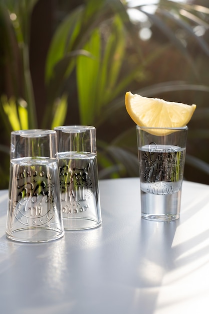 Prossimo piano del modello di bicchiere di tequila