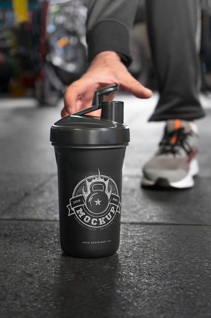 Protein-shaker im fitnessstudio-modell