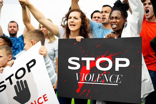 Protestierende Menschen mit Schildern, Mockup-PSD
