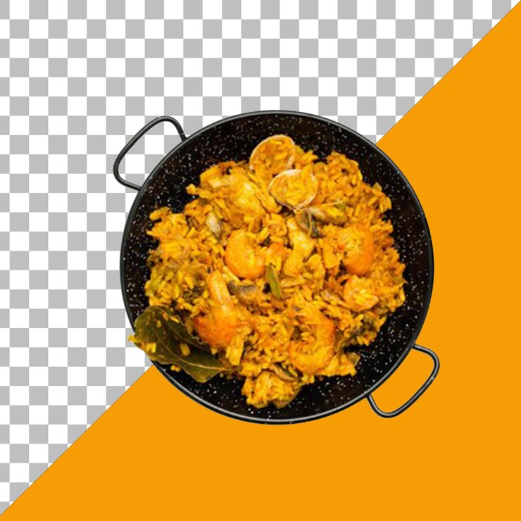 PSD arroz amarillo con pollo y verduras aislados sobre un fondo transparente