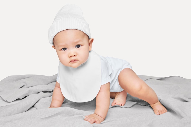 PSD psd baby crawling in a studio shoot mockup