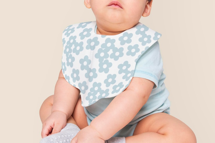 PSD psd bebê usando mockup de bib no estúdio
