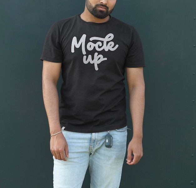 PSD Black Model Tshirt vista frontale Mockup modificabile