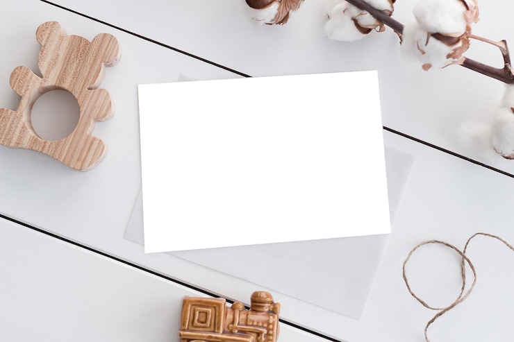 PSD psd grátis papel branco em branco colorido em mesa de madeira