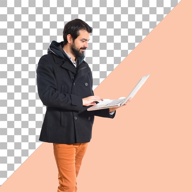 PSD un hombre está de pie frente a una computadora portátil que tiene la palabra en él con fondo transparente