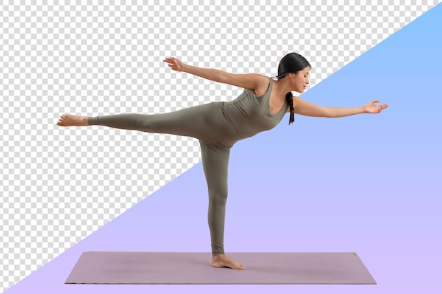 PSD de una joven mexicana practicando yoga en el interior de pie haciendo una pose
