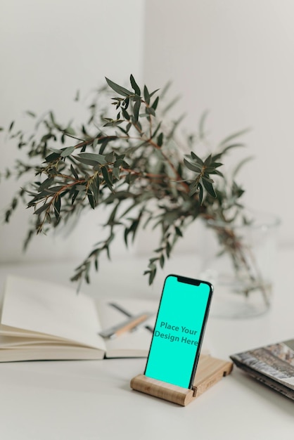 PSD de maqueta de teléfono inteligente con pantalla verde azul en el escritorio de estudio