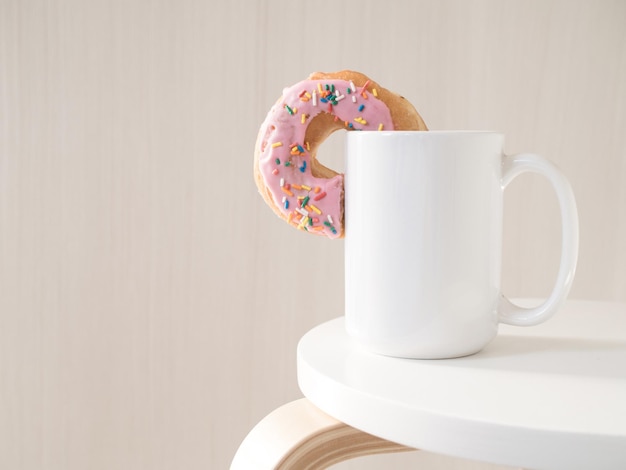 PSD-Mockup aus weißem Keramikbecher