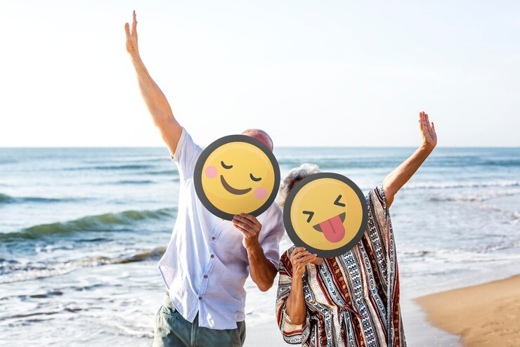 PSD psd de mockup de pareja madura sosteniendo un cartel
