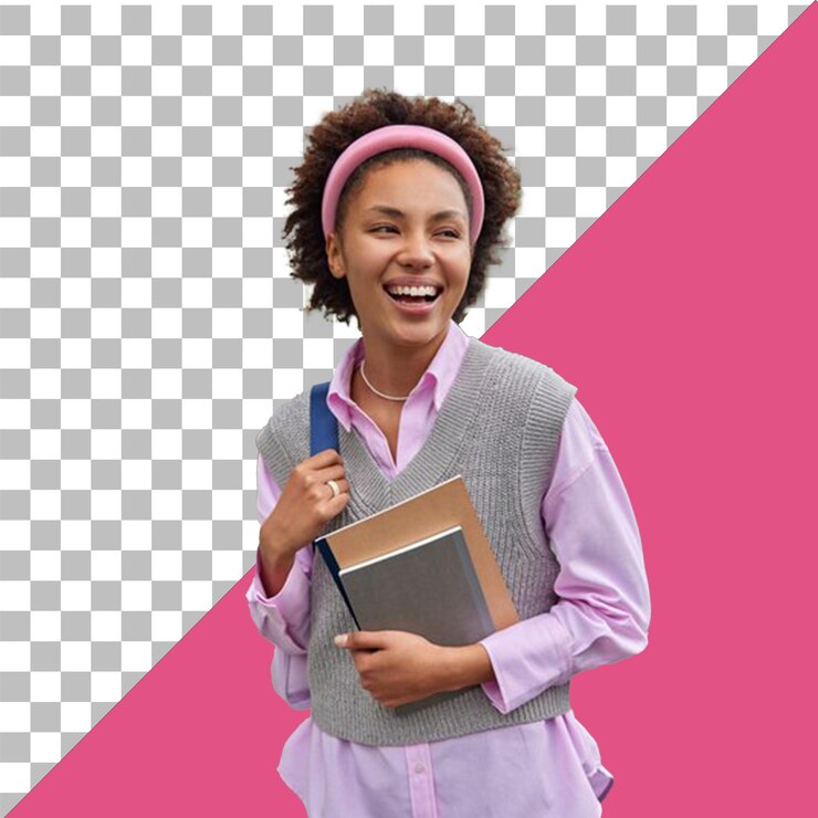 PSD una mujer con una cinta rosa en la cabeza está sonriendo y sosteniendo un cuaderno con fondo transparente