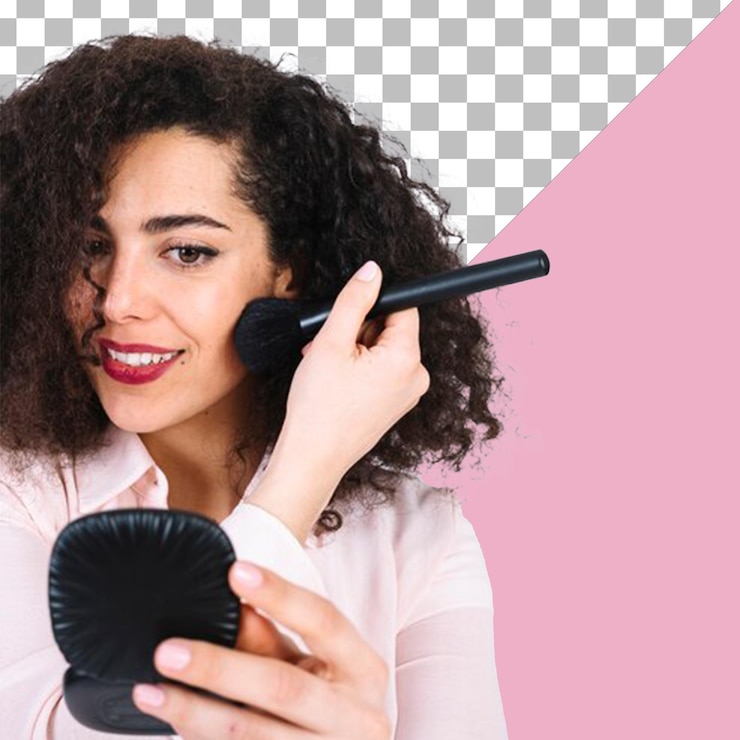 PSD psd mujer de mediana edad sobre un fondo aislado sosteniendo un pincel de maquillaje y una expresión feliz