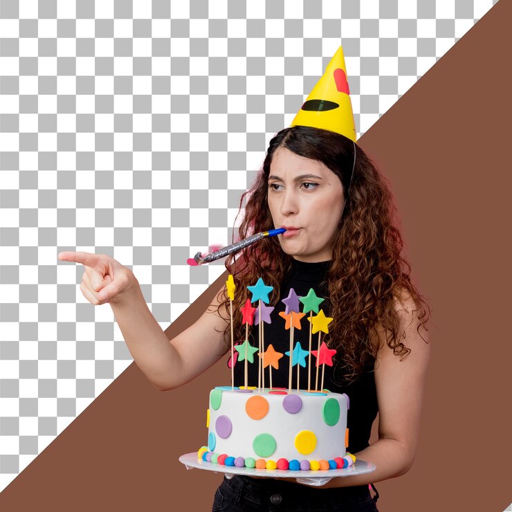 PSD una mujer con un sombrero de cumpleaños y un pastel con un cuchillo en la mano con fondo transparente