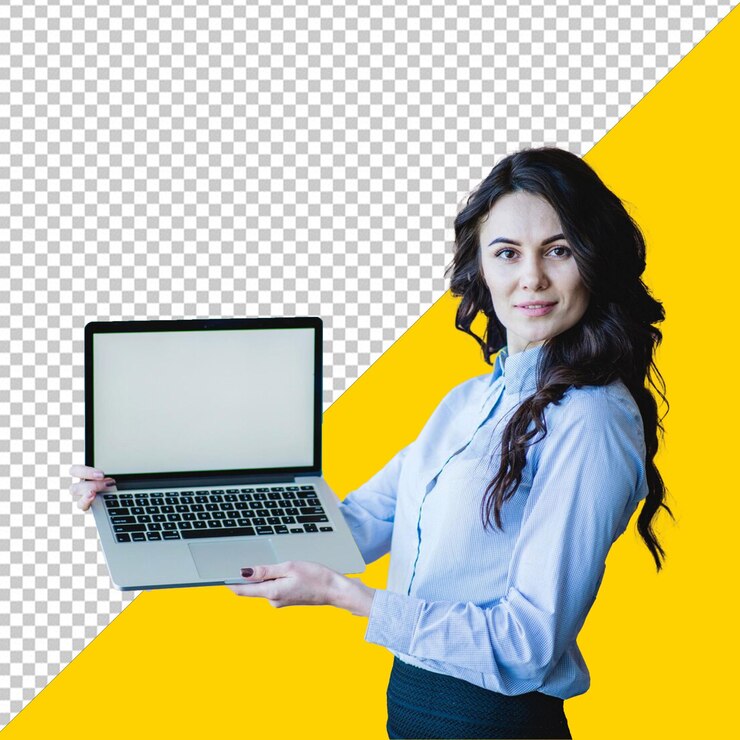 PSD una mujer sostiene una computadora portátil con un fondo amarillo
