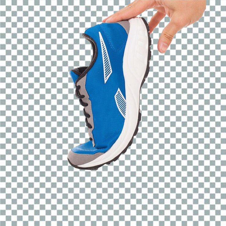 PSD una persona que sostiene un zapato que tiene la suela con fondo transparente