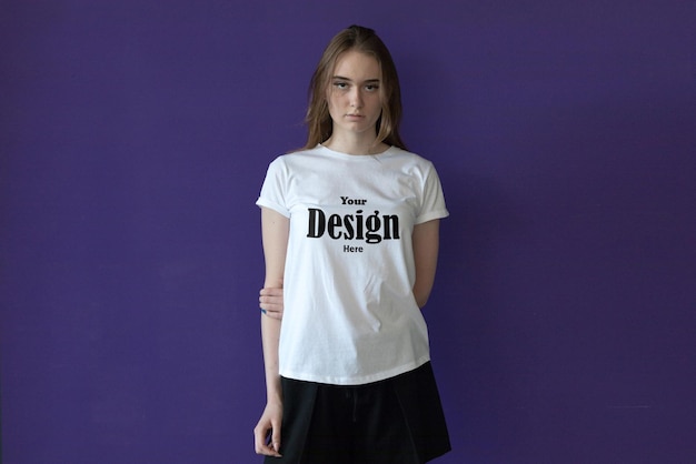 PSD-T-Shirt-Farbänderung mit Modellmodell des Mädchens