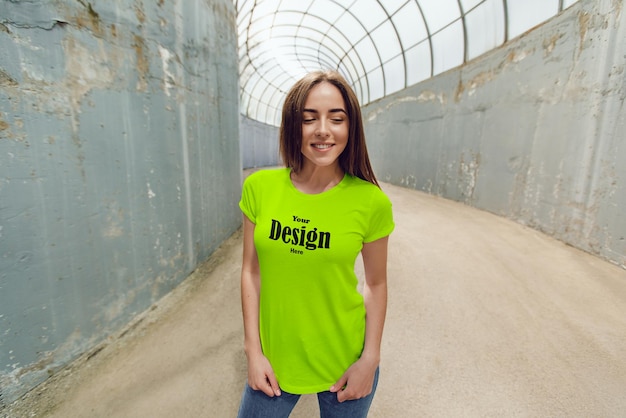 PSD tshirt mockup ragazza alla moda e bellissimo sfondo