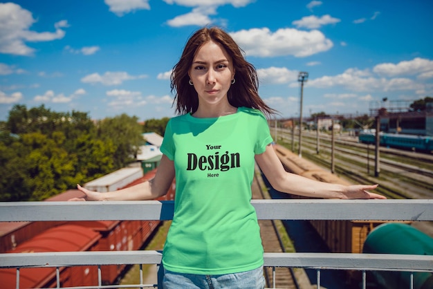 PSD tshirt mockup ragazza alla moda e bellissimo sfondo
