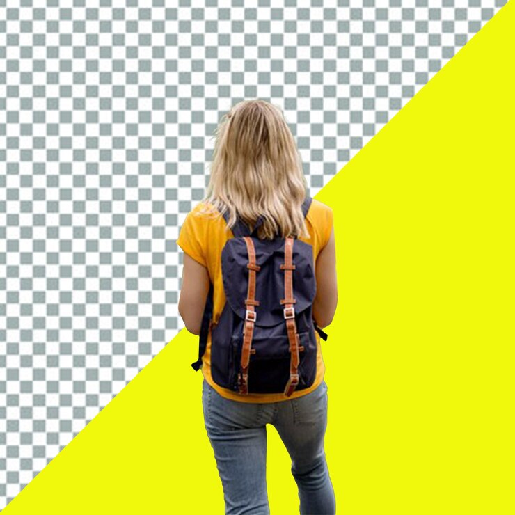 PSD psd uma mulher com uma mochila caminha na frente de um fundo amarelo