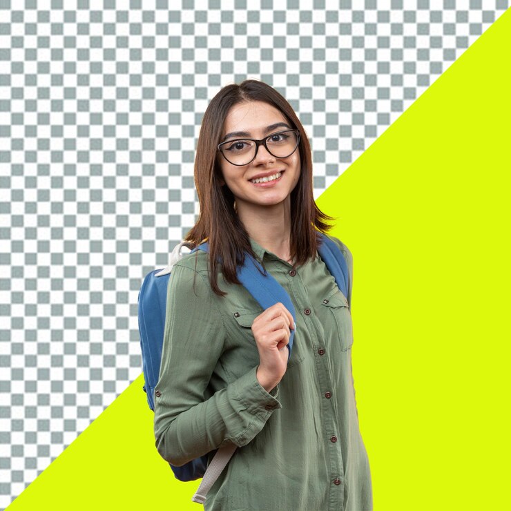 PSD psda mulher usando óculos e uma jaqueta verde sorri para a câmera fundo transparente