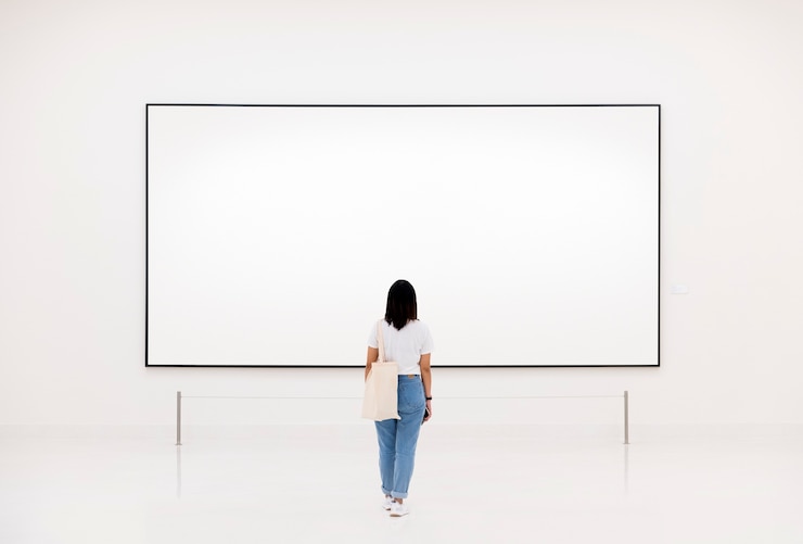 PSD público a desfrutar de uma exposição de arte