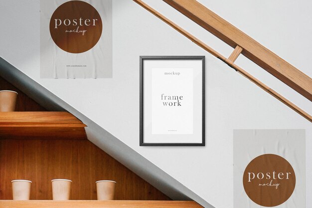 Pulisci il mockup del telaio minimo sullo sfondo delle scale con il mockup del poster e il passaggio delle persone