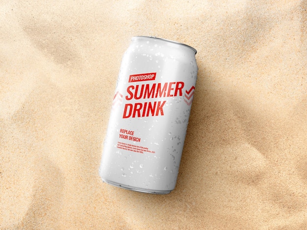 Può sulla spiaggia estiva di sabbia mockup