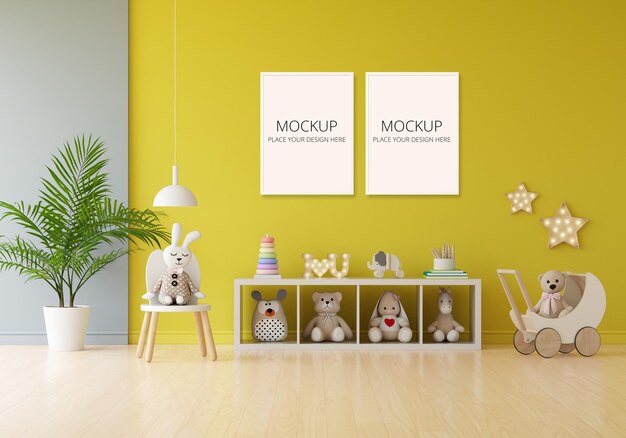 Puppe und Spielzeug im gelben Kinderzimmer mit Rahmenmodell