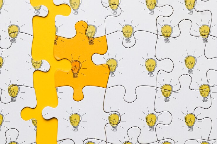 PSD puzzle piatto laico con lampadine su sfondo giallo