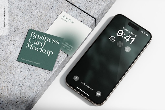 Quadratische Visitenkarte auf einem rustikalen Podium mit iPhone 15 Pro Mockup
