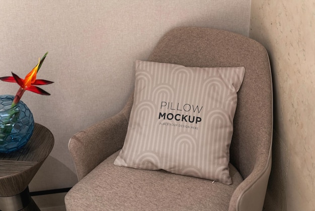 Quadratisches Kissenmodell im modernen Interieur