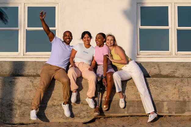Quatre amis à la plage de Venise, communauté d'inclusion et d'égalité