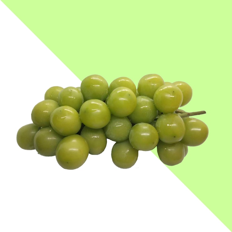PSD un racimo de uvas verdes con un fondo blanco
