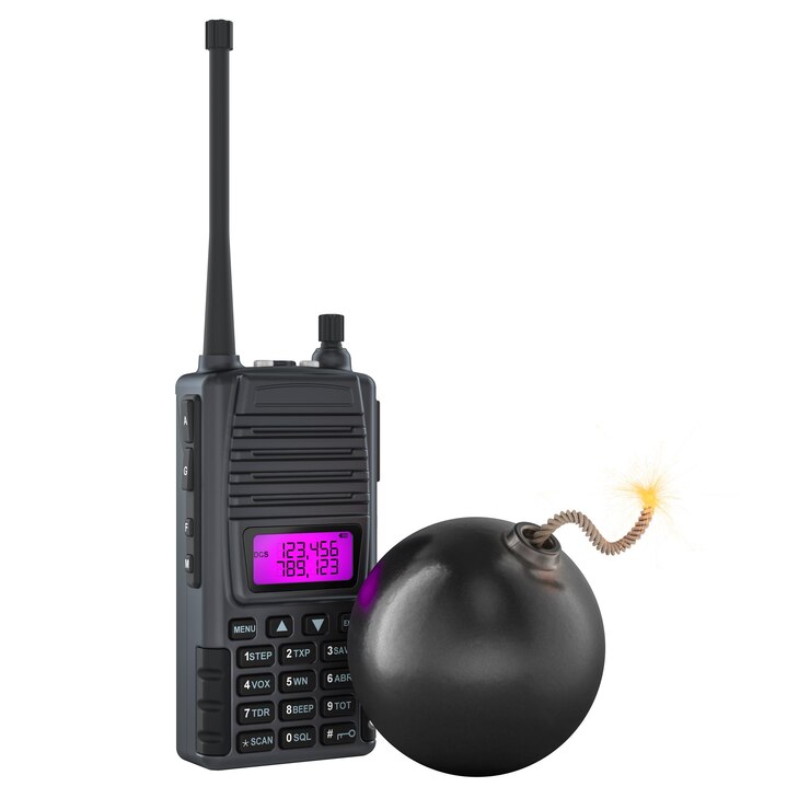 PSD radios portátiles explosiones de walkietalkie transmisor de radio y bomba con fusible en llamas rendering 3d aislado en transparente