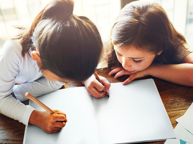 PSD ragazze che scrivono e disegnano su un foglio bianco insieme nello spazio di copia