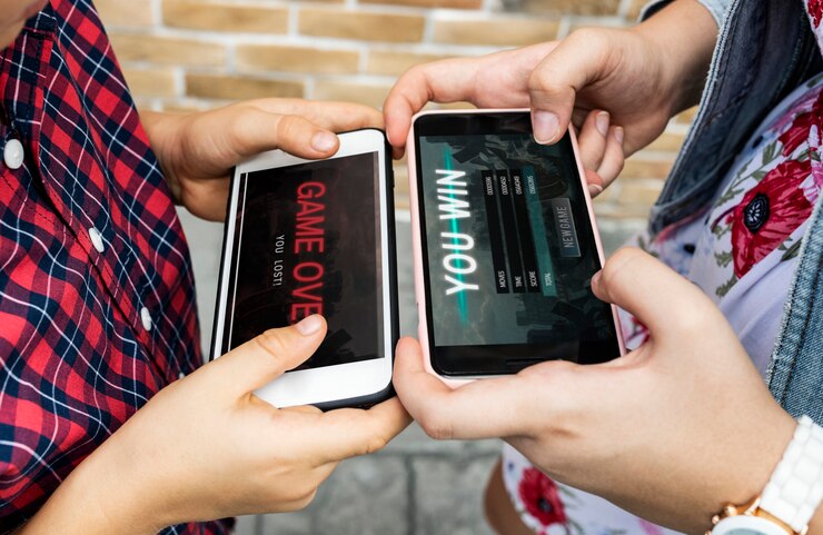 PSD ragazzino che gioca un gioco mobile contro sua sorella