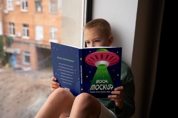 Ragazzo con il modello del libro aperto