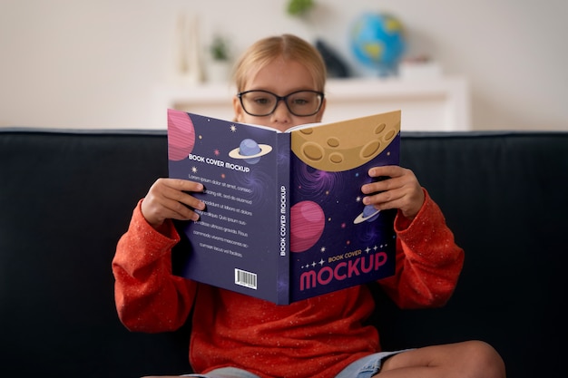 Ragazzo con il modello del libro aperto
