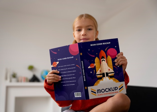 Ragazzo con il modello del libro aperto
