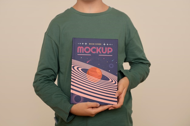 Ragazzo con il modello del libro aperto