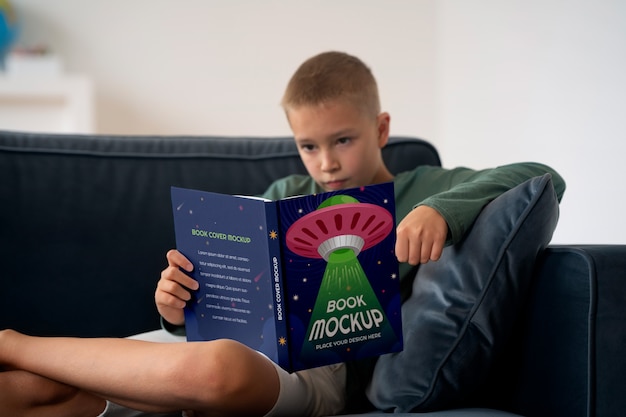 Ragazzo con il modello del libro aperto