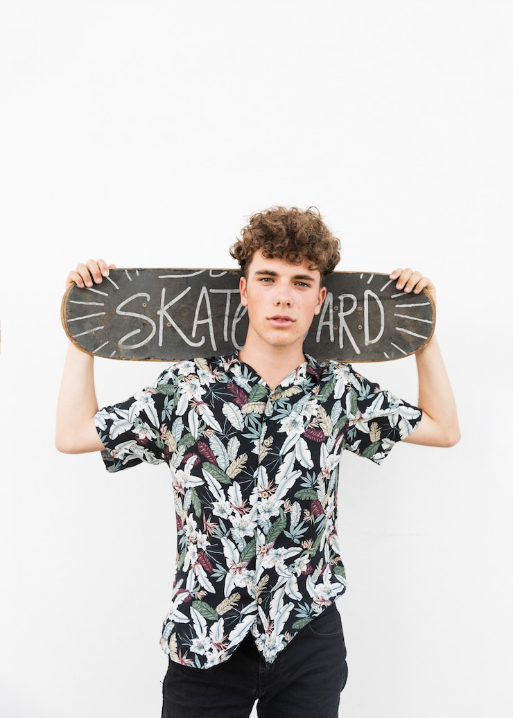 PSD ragazzo con il modello di skateboard