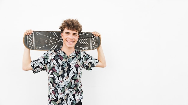 Ragazzo con il modello di skateboard
