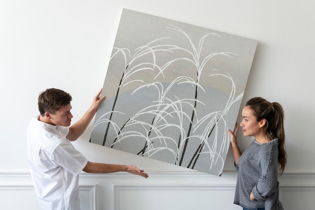 Rahmenmodell PSD mit japanischer minimaler Malerei, die von einem Paar aufgehängt wird