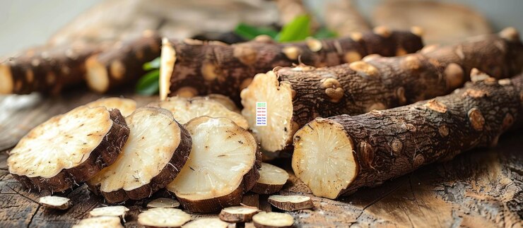PSD raíces de yuca recién cortadas sobre un fondo de madera