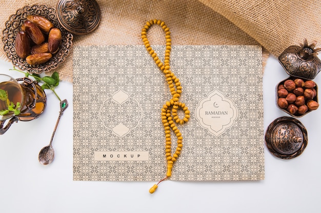Ramadan-Komposition mit flachem Hintergrund und Vorlage für offenes Buch